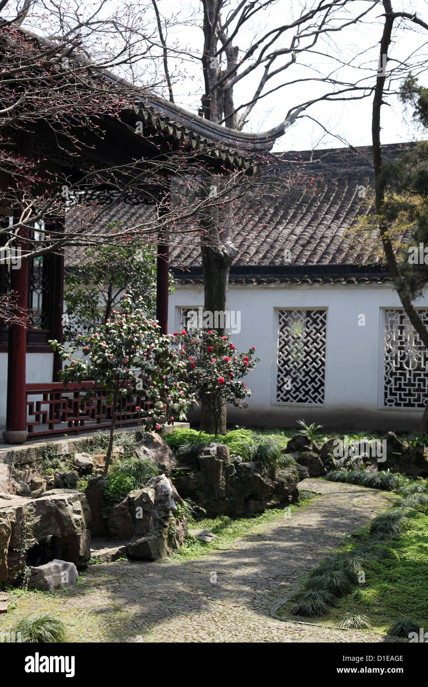 Si tratta di una foto di un giardino all'interno di un cortile di un tempio Cinese. Sembra molto zen, tranquilla e calma. Vediamo alberi e fiori Foto Stock