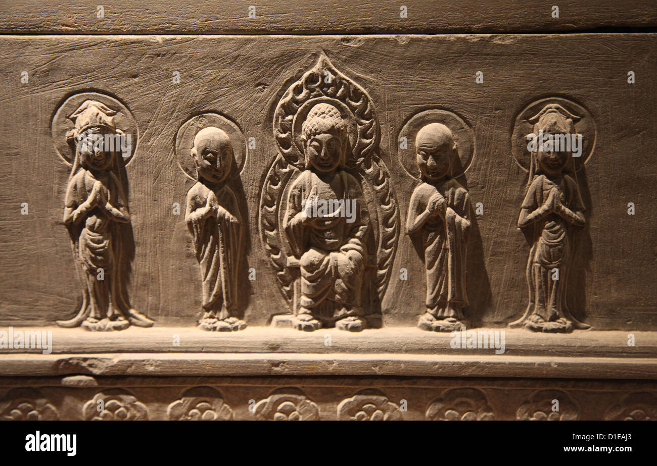 Si tratta di una foto di un bassorilievo o bassorilievo buddista della statua di Buddha. Ci sono 5 di loro fianco a fianco guardando a noi. Foto Stock