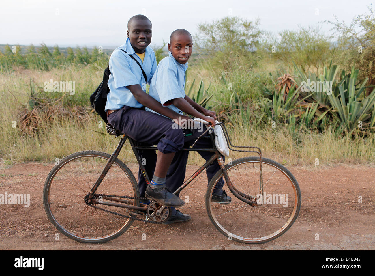 Scolari in sella a una moto, Embu, Kenya, Africa orientale, Africa Foto Stock