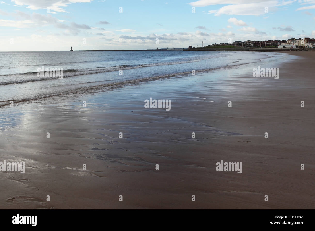 Bassa marea a Seaburn Beach, Roker Pier è visto in lontananza, Sunderland, Tyne and Wear, England, Regno Unito, Europa Foto Stock
