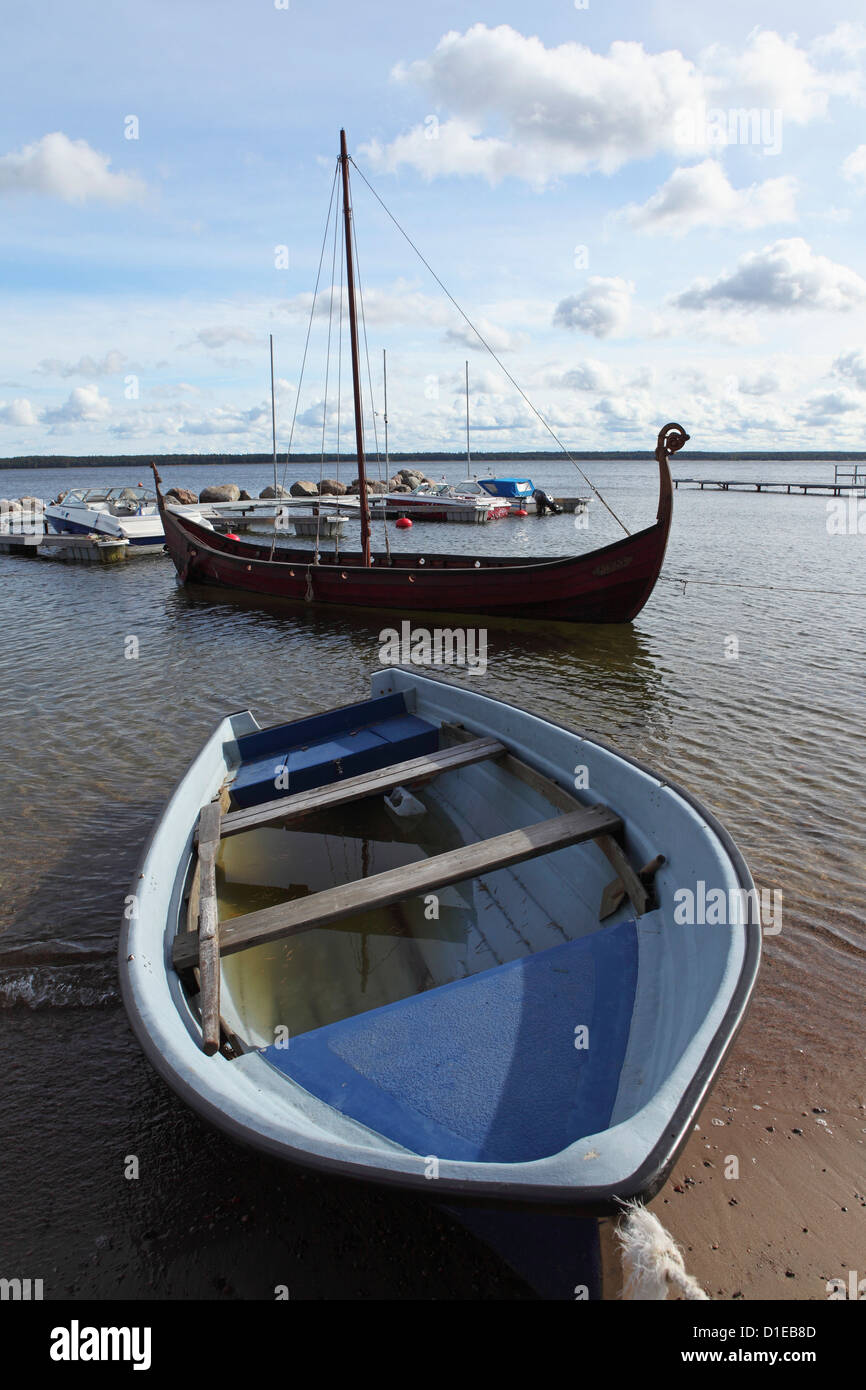 Barche in marina, sulla costa baltica, a Kaesmu, Lahemaa National Park, Estonia, Europa Foto Stock