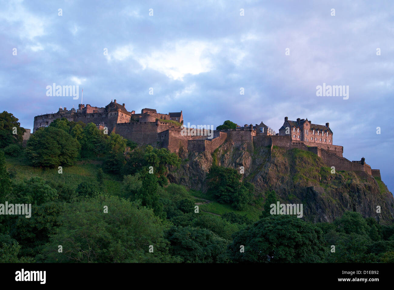 Il Castello di Edimburgo al tramonto da Princes Street, Edimburgo, Scozia, Regno Unito, Europa Foto Stock