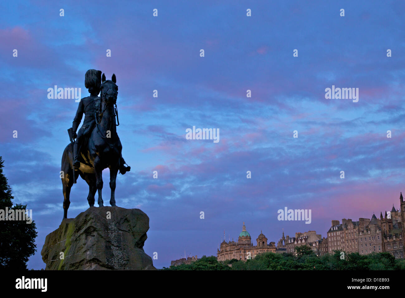 Royal Scots Grays Boer War Memorial statua equestre di Princes Street, con il Royal Mile dietro, Edimburgo, Scozia Foto Stock
