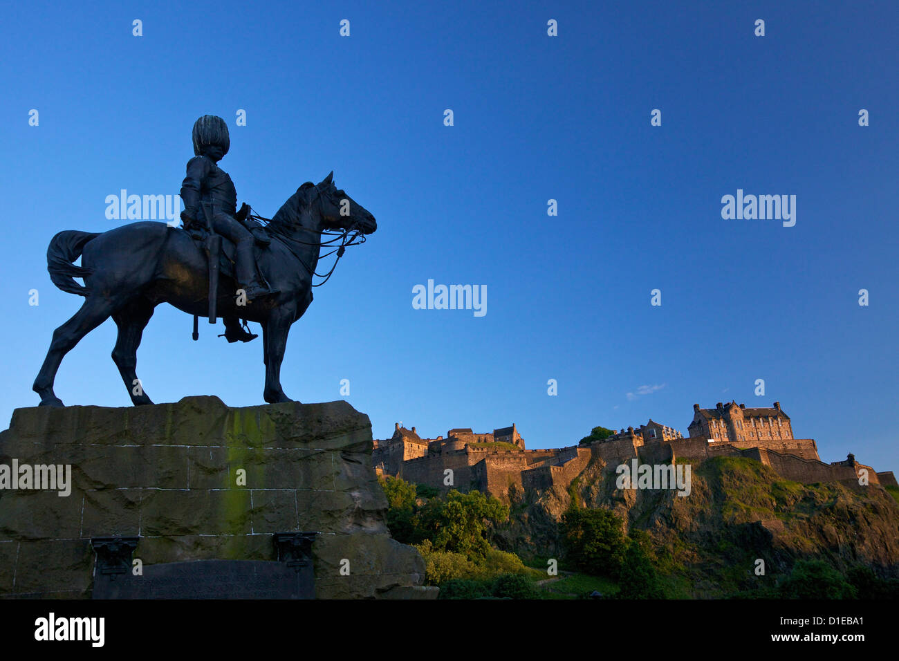 Royal Scots Grays Boer War Memorial statua equestre e il Castello di Edimburgo, Edimburgo, Scozia, Regno Unito, Europa Foto Stock