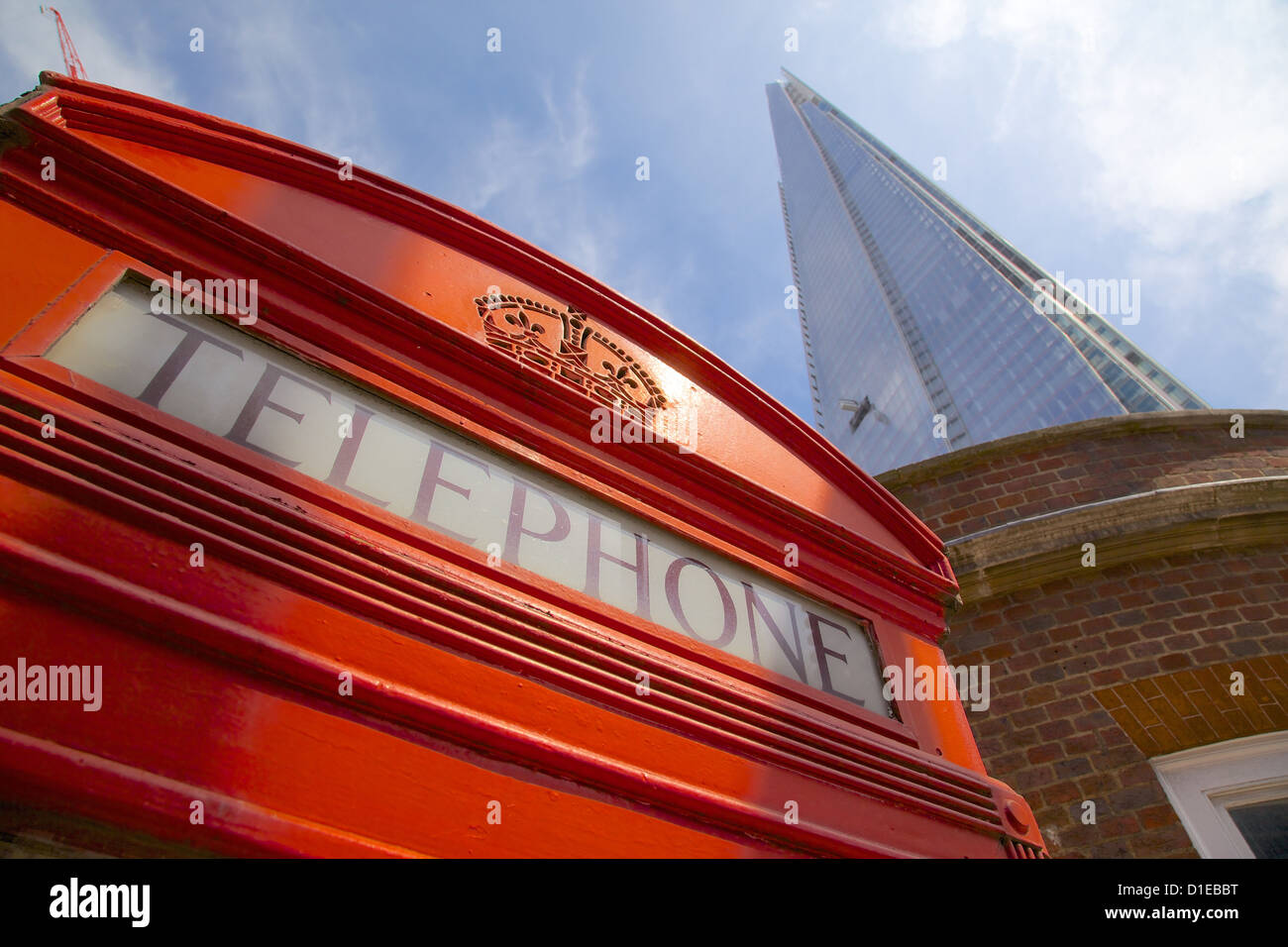 Telefono rosso casella e la Shard, London, England, Regno Unito, Europa Foto Stock