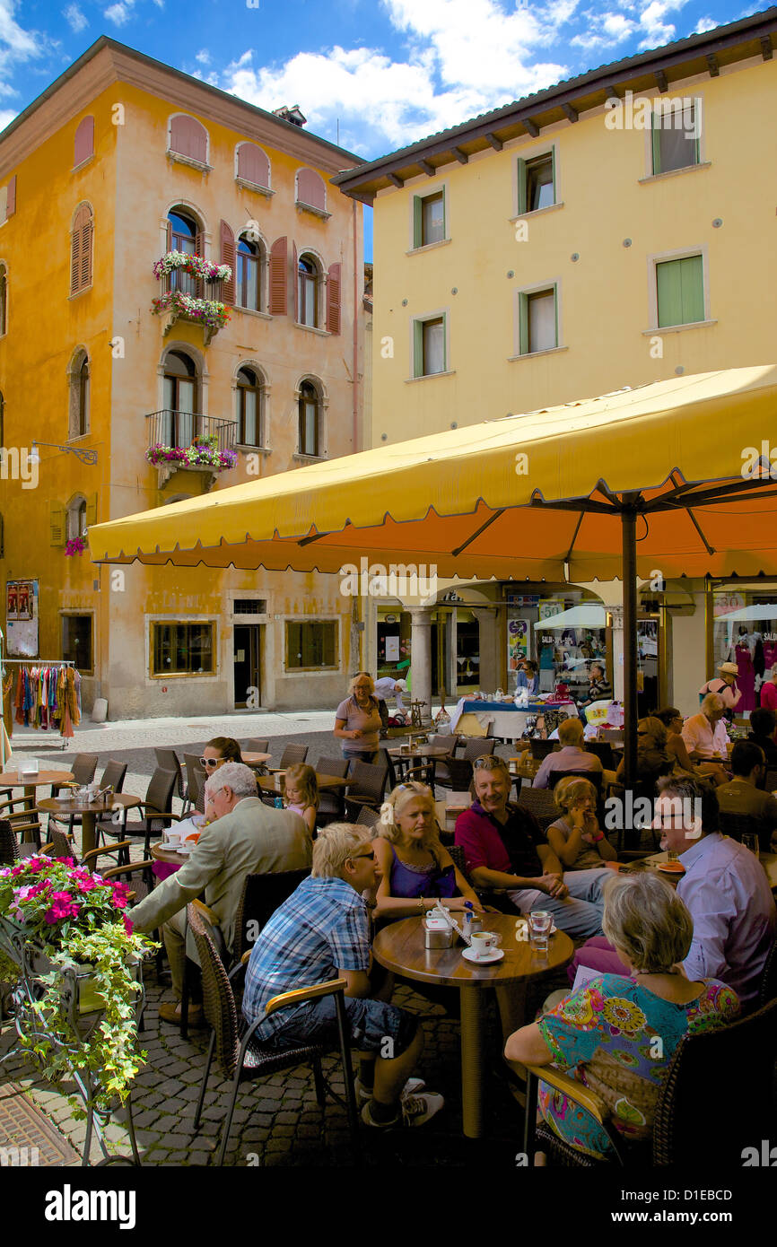 Cafe e la gente locale, Piazza Mercato, Belluno, provincia di Belluno, Veneto, Italia, Europa Foto Stock