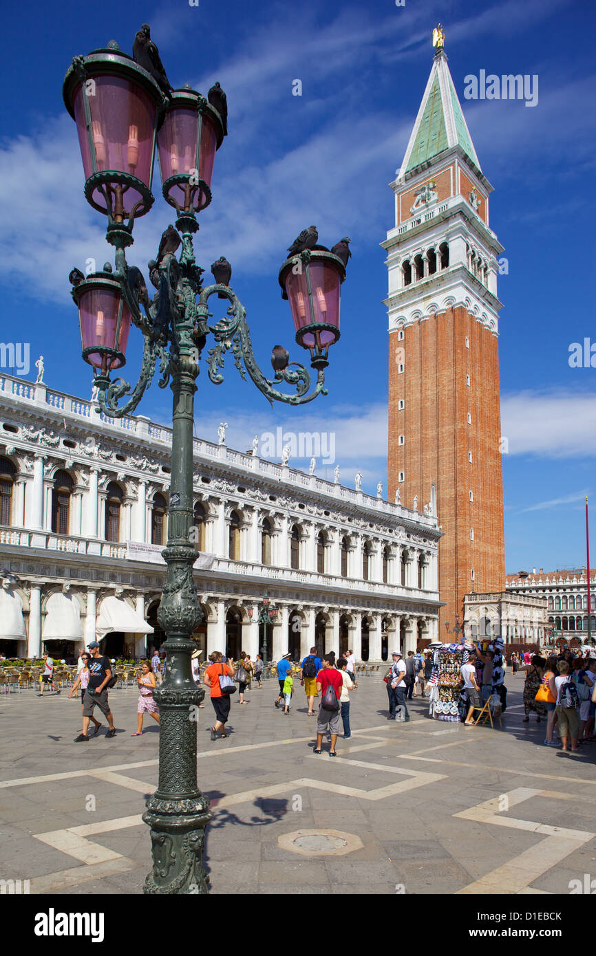 Il campanile e Piazza San Marco, Venezia, Sito Patrimonio Mondiale dell'UNESCO, Veneto, Italia, Europa Foto Stock