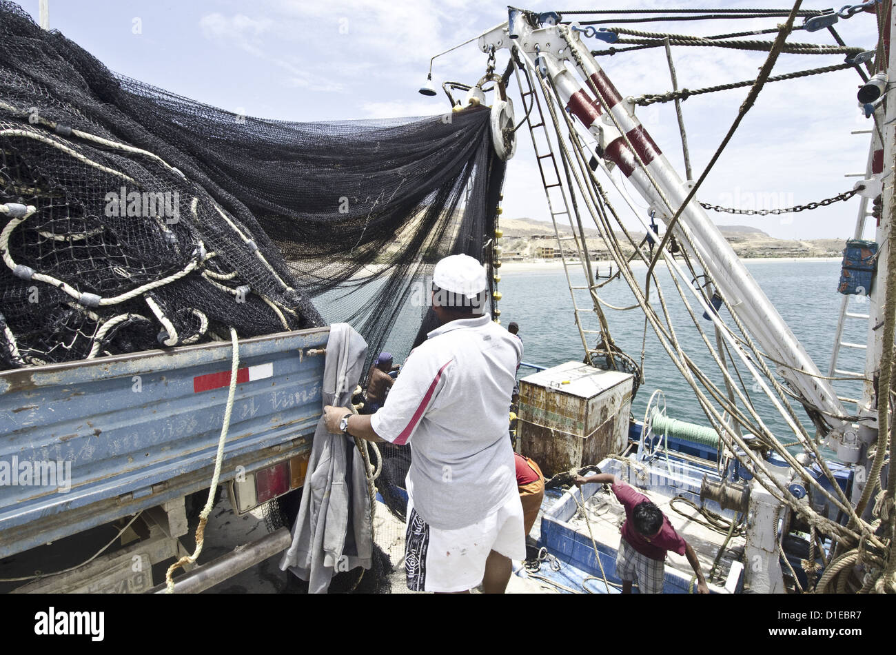 Fatto tutto artigianelmente pescherecci con reti a circuizione noto come boliche barche sono una prassi comune per il Latino Amereican costa del Pacifico, Perù Foto Stock