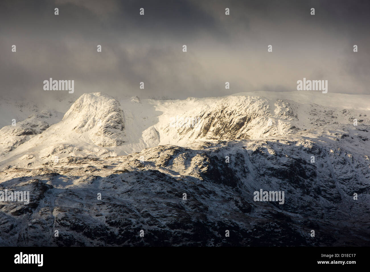 The Langdale Pikes da Fairfield in wintery meteo, Lake District, UK. Foto Stock