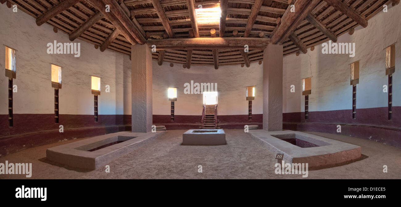 Ricostruito interno della grande Kiva, costruito dagli Indiani Anasazi, Aztec Ruins National Monument, Nuovo Messico, STATI UNITI D'AMERICA Foto Stock