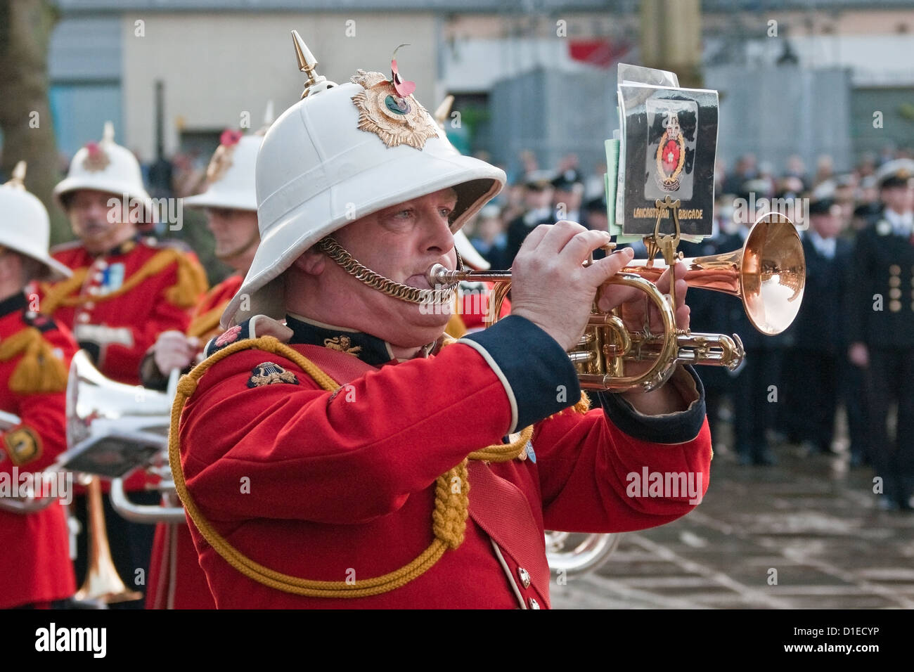Bandsmen del civile-presidiati Lancastrian Brigade Band presso il Giorno del Ricordo Parade di Preston, Lancashire Foto Stock