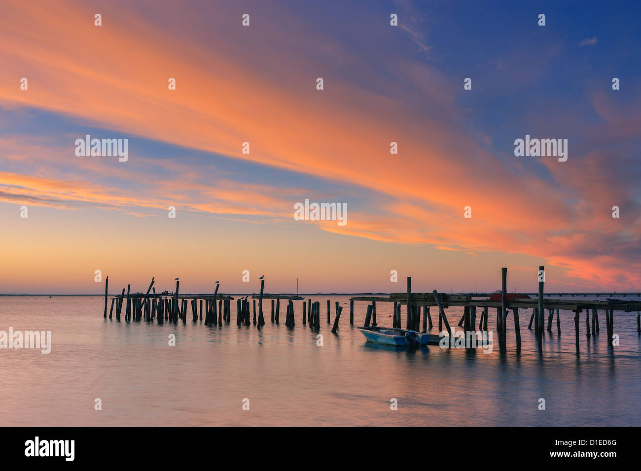 Sunrise sopra il vecchio jety in a Provincetown a nord di Cape Cod, Massachusetts Foto Stock