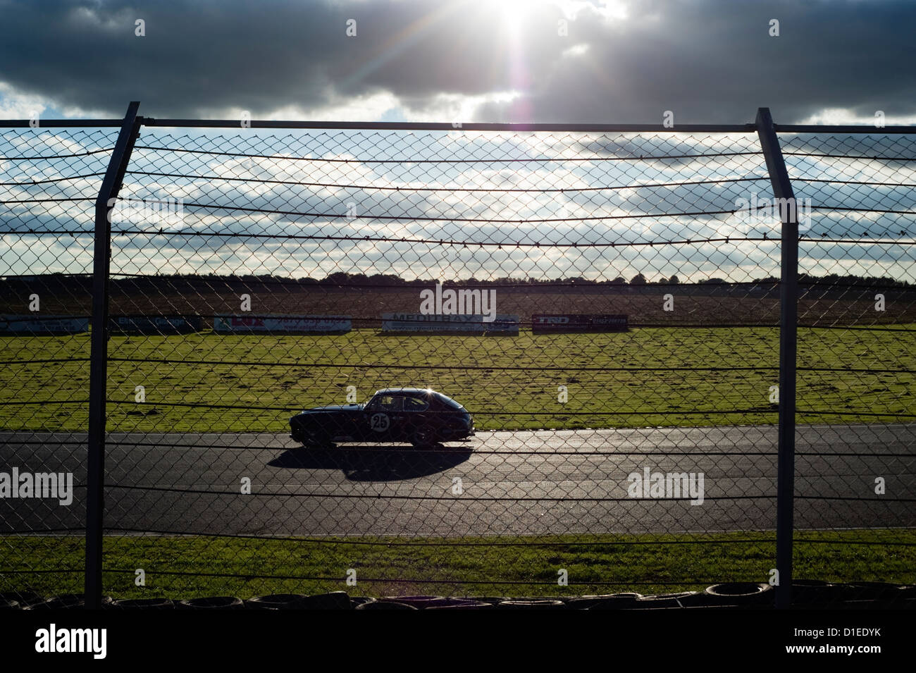 Anni Cinquanta jaguar racing presso la storica Castle Combe circuito nel Wiltshire, Inghilterra, Regno Unito. Foto Stock