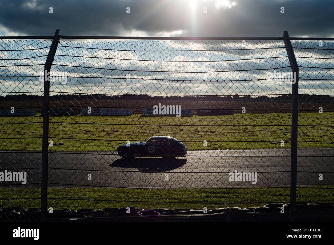 Anni Cinquanta jaguar racing presso la storica Castle Combe circuito nel Wiltshire, Inghilterra, Regno Unito. Foto Stock