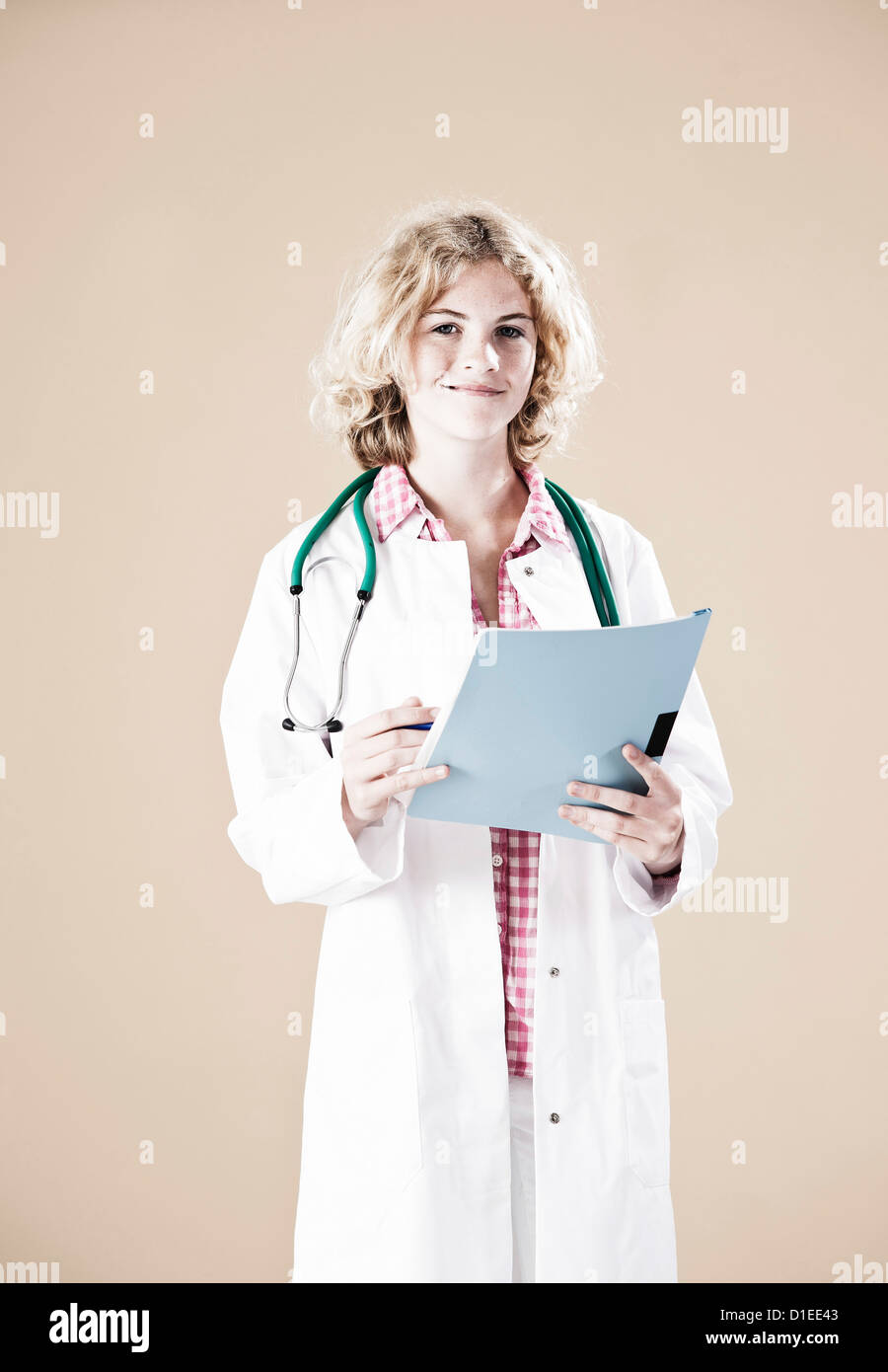 Ragazza adolescente con camice e sthethoscope Foto Stock