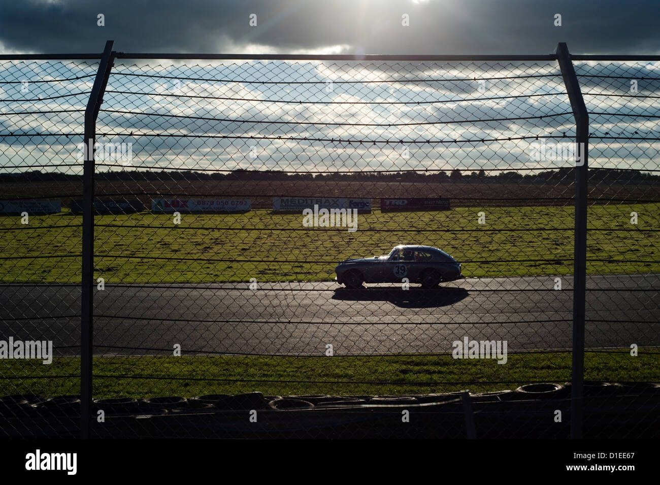 Anni Cinquanta jaguar racing presso la storica Castle Combe circuito nel Wiltshire, Inghilterra, Regno Unito. Foto Stock