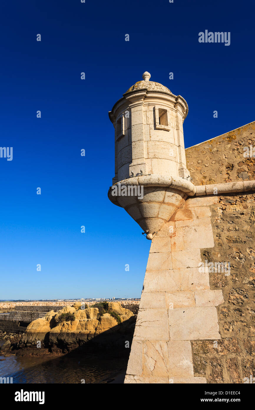 Torre di guardia sui bastioni del forte portoghese a Lagos, Portogallo Foto Stock