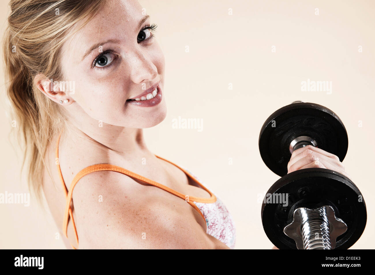 Giovane donna facendo un allenamento fitness Foto Stock