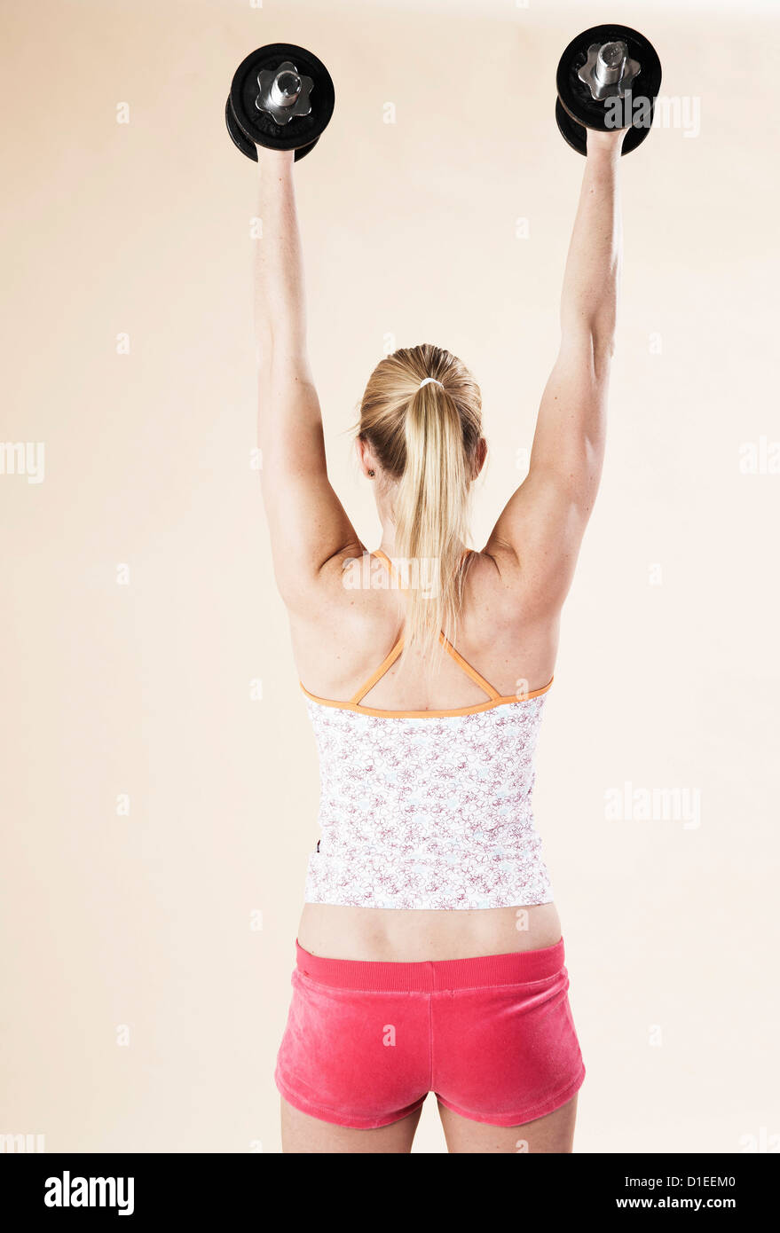 Giovane donna facendo un allenamento fitness Foto Stock