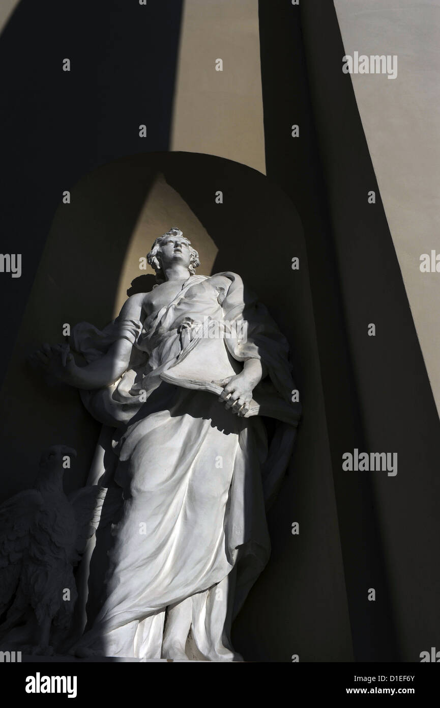 San Giovanni Evangelista. La scultura. Da Tommaso Righi, 1783. La facciata della cattedrale di Vilnius. La Lituania. Foto Stock