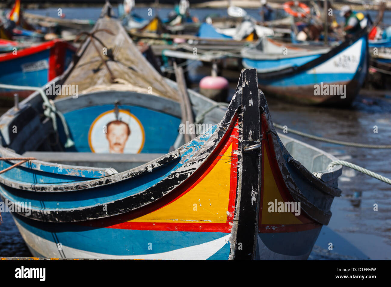 Primo piano di una delle barche da pesca moliceiros legate alla flotta in un molo della comunità Foto Stock