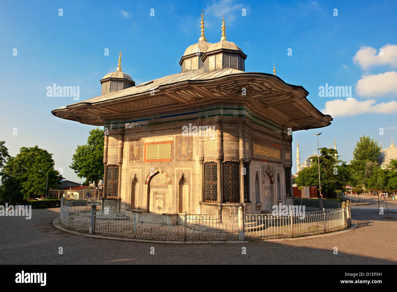 La fontana del Sultano Ahmed III nella piazza di fronte al cancello imperiale di Topkap Palace a Istanbul, Turchia. Foto Stock