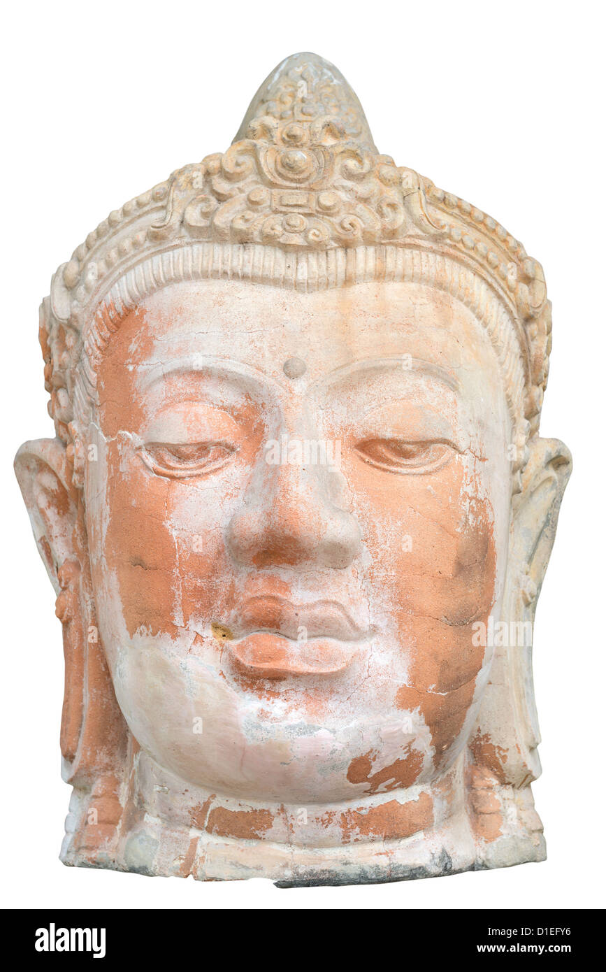 Antica testa di Buddha isolato su sfondo bianco con tracciato di ritaglio Foto Stock