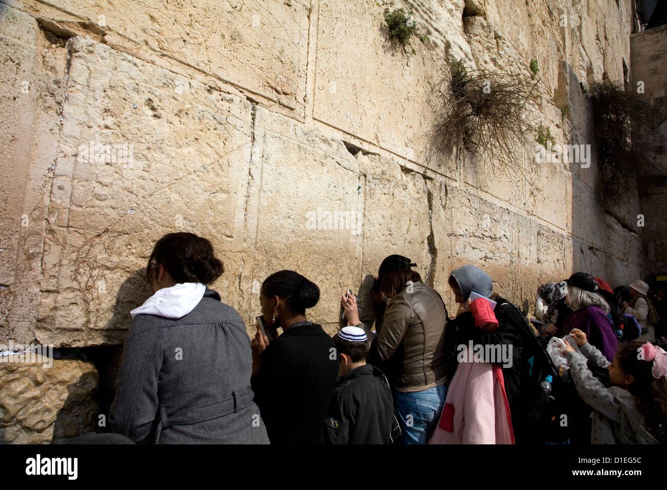 Donna in preghiera presso il Muro Occidentale o Muro del Pianto, Gerusalemme, Israele. Foto Stock