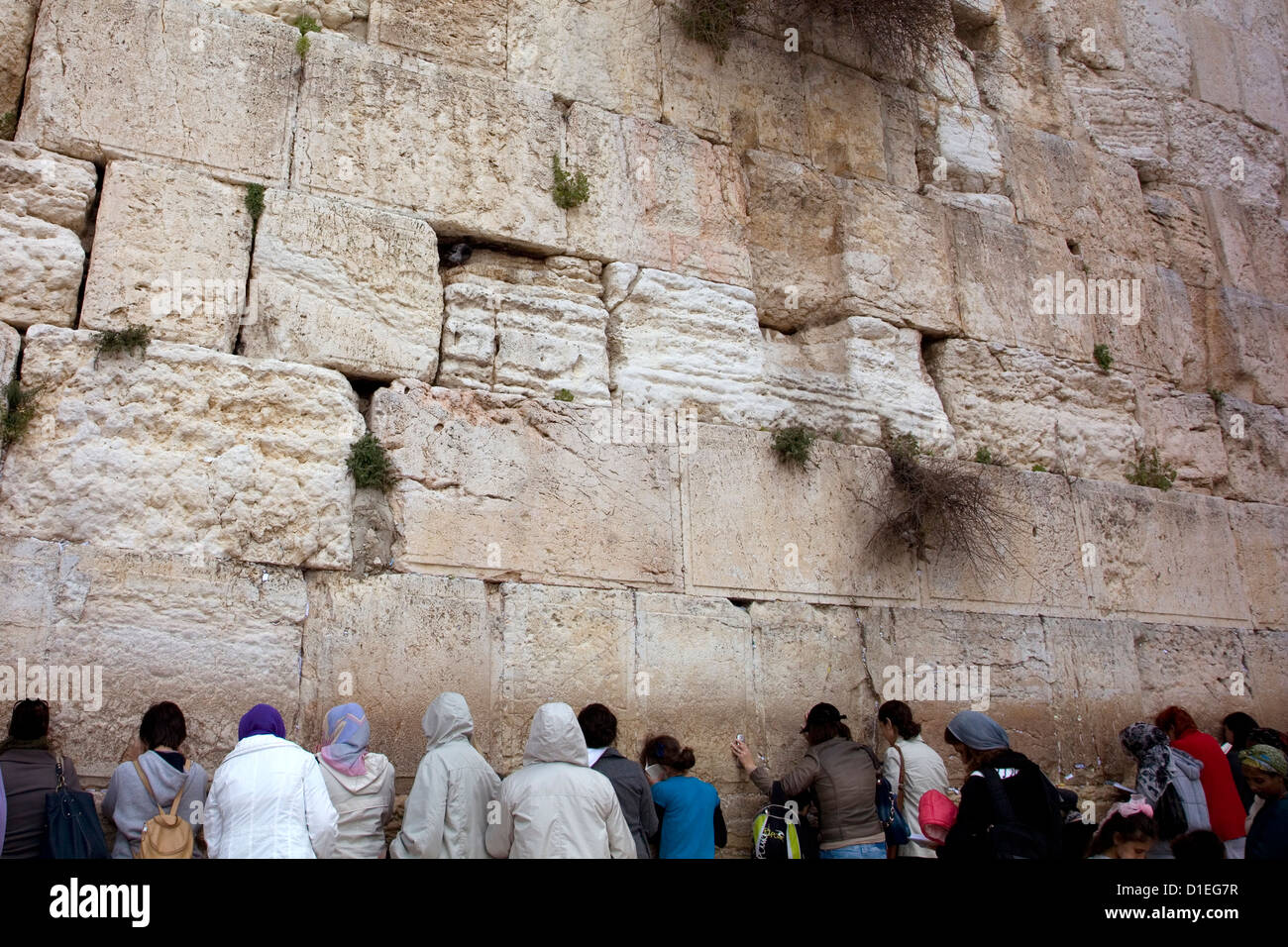 Donna in preghiera presso il Muro Occidentale (o il Muro del Pianto) nella Città Vecchia di Gerusalemme, Israele. Foto Stock
