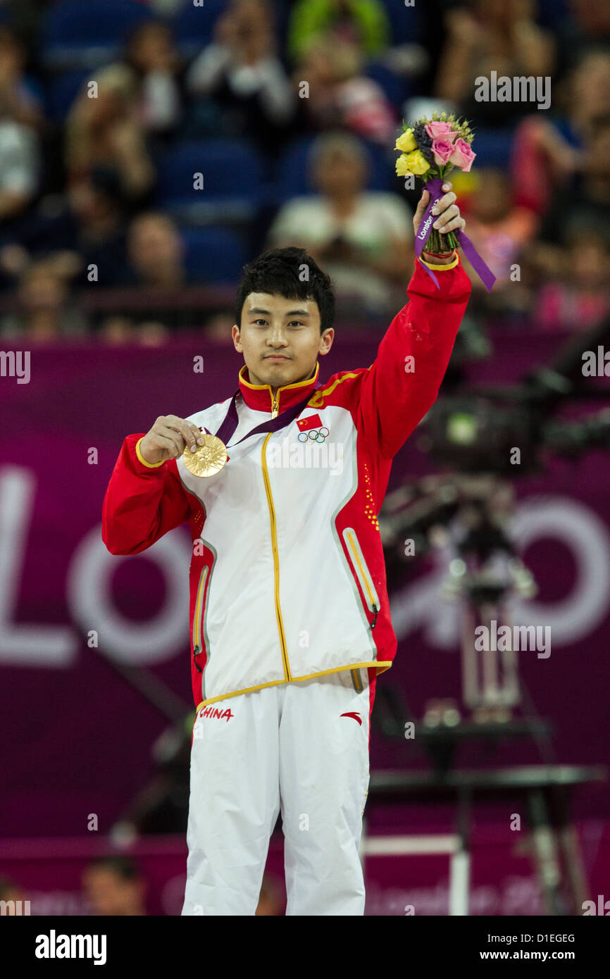 Feng Zhe (CHN) vincitore della medaglia d'oro in Uomini Parallel Bars finale al 2012 Olimpiadi estive di Londra, Inghilterra. Foto Stock