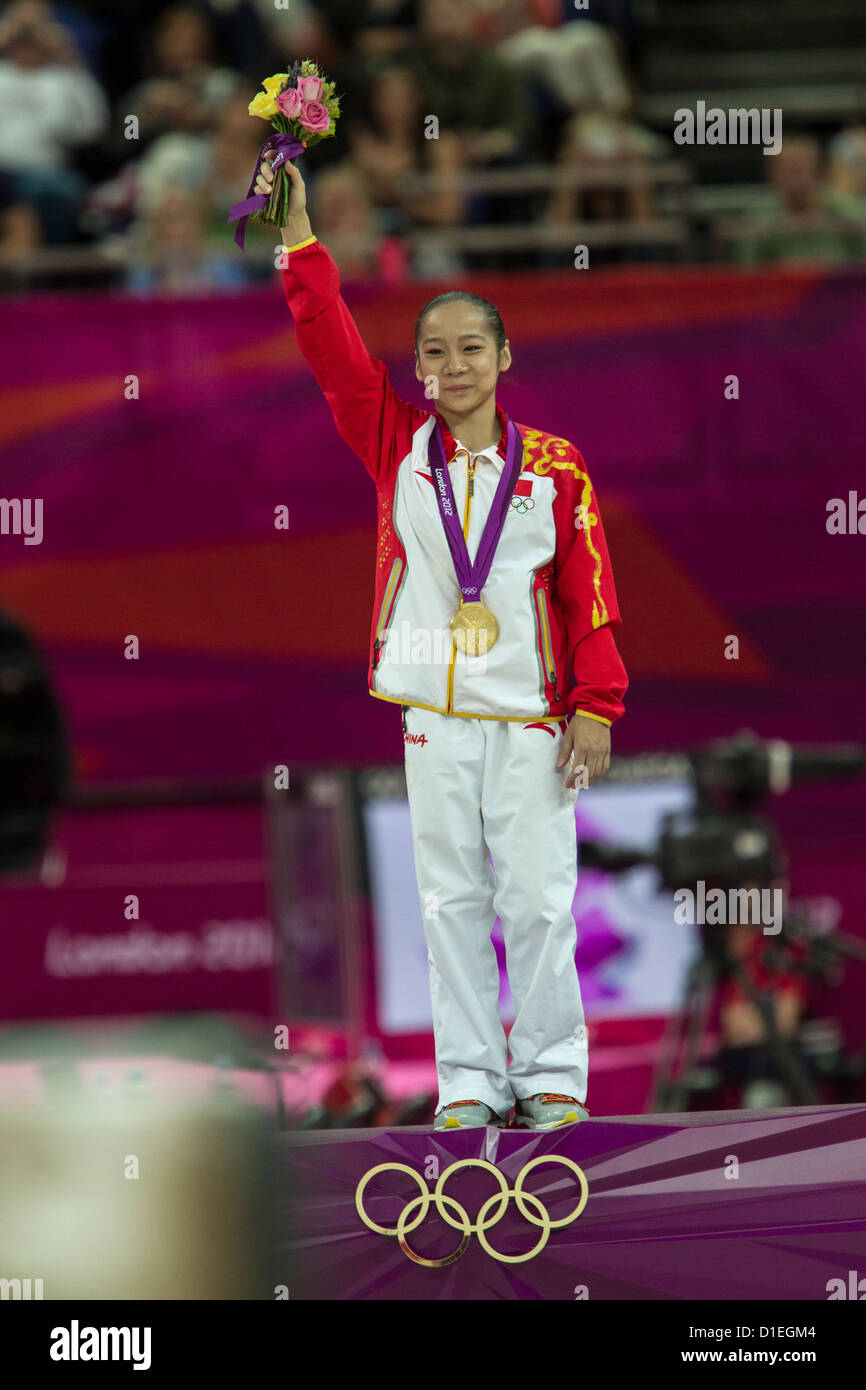 Deng LinLin (CHN) vincitore della medaglia d'oro in donne del saldo finale del fascio al 2012 Olimpiadi estive di Londra, Inghilterra. Foto Stock