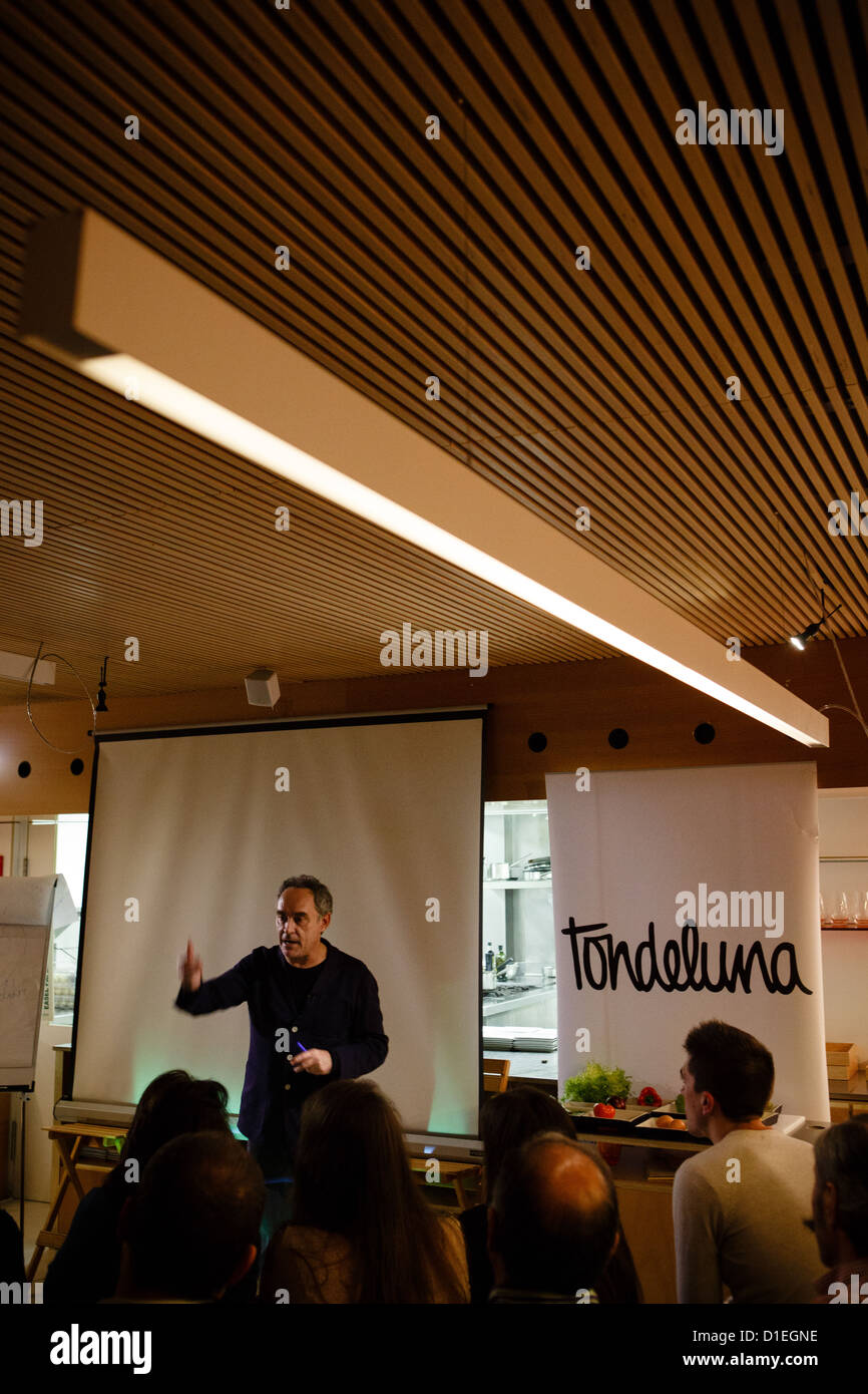 14/12/12 chef Ferran Adria dà discorso presso il ristorante Tondeluna, Logroño, La Rioja, Spagna. Foto Stock