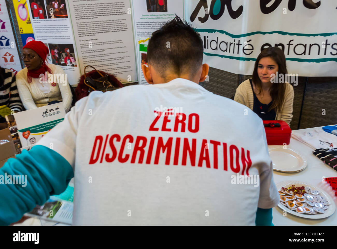 Parigi, Francia, CRIPS, ONG AIDS, con Shirt slogan su T-Shirt 'Zero Discrimination' presso Association Village per il 1° dicembre, eventi World HIV/AIDS Day, slogan di maglietta Foto Stock