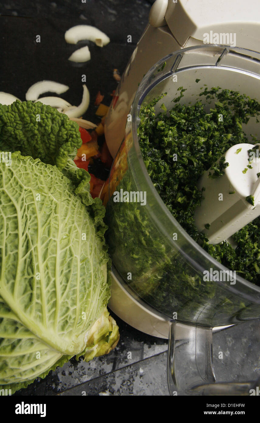 Tritate finemente la verza nel cibo frullatore Foto Stock