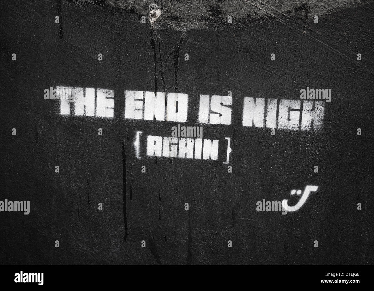 La fine è vicina, nuovamente, graffiti su nero parete dipinta Foto Stock