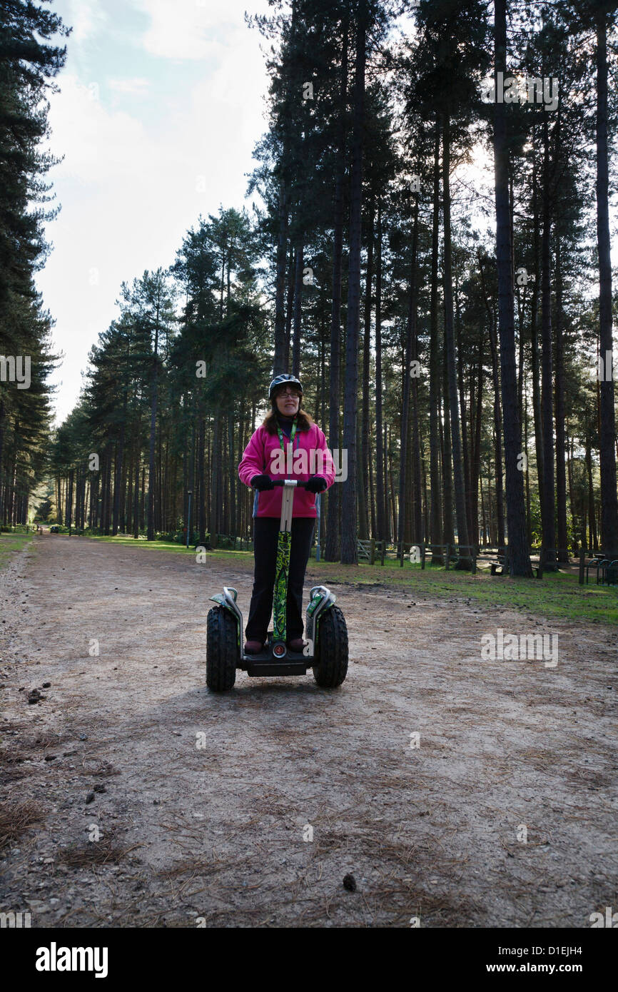 A cavallo di un Segway a Sherwood Pines Forest Park, Nottinghamshire Foto Stock