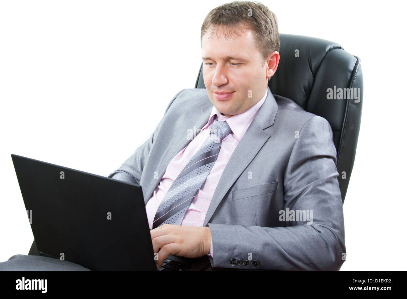 Business di successo di uomo in un elegante completo mantiene il computer portatile isolato su un fondo bianco .Affari e finanza. Più di questo Foto Stock