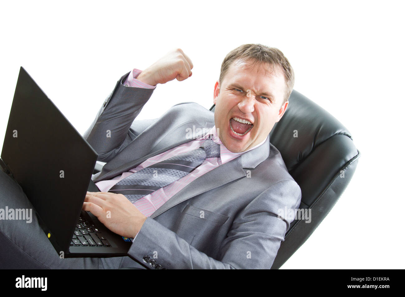 Business di successo di uomo in un elegante completo opere laptop grido isolato su un fondo bianco. Più di questa serie sul mio portafoglio Foto Stock