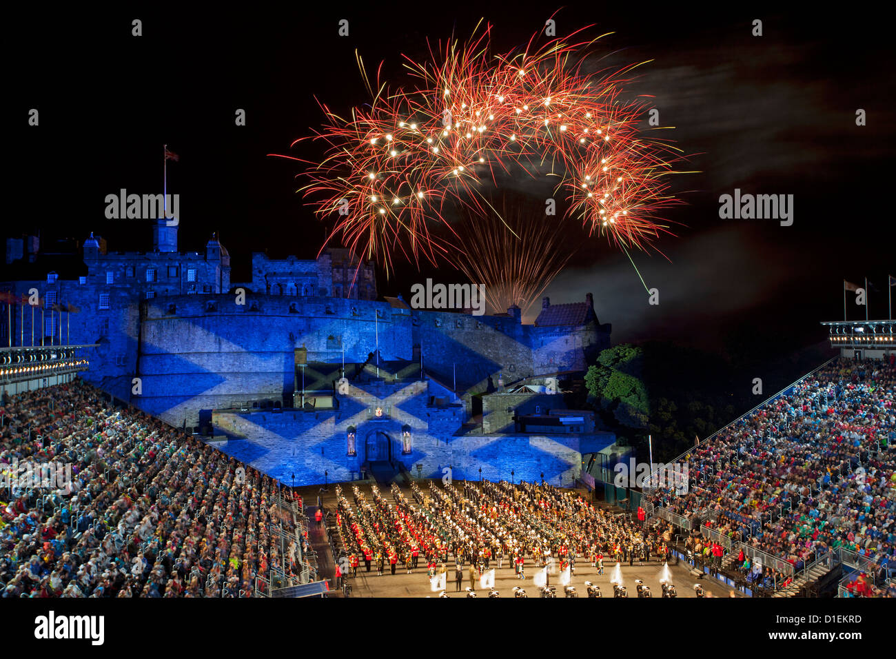 Edinburgh Tattoo militare cerimonia di chiusura si intraversa con bandiere e fuochi d'artificio Foto Stock