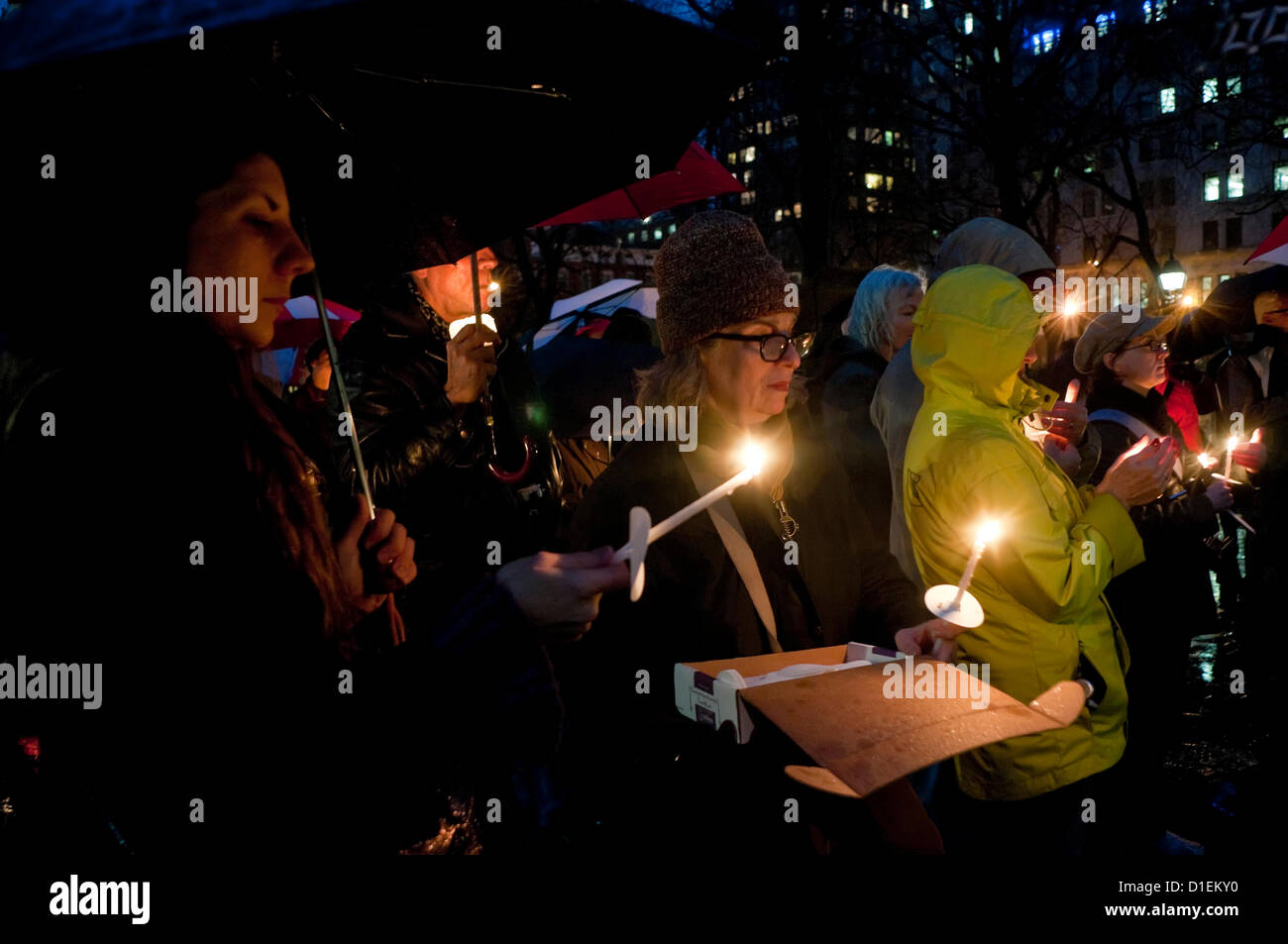 New York, NY - 16 dicembre 2012 Newyorkesi riuniti a Washington Square Park per una veglia a lume di candela a piangere le vittime del Sandy Hook Scuola Elementare di ripresa e di chiamare per pistola più forte delle leggi di controllo. Foto Stock