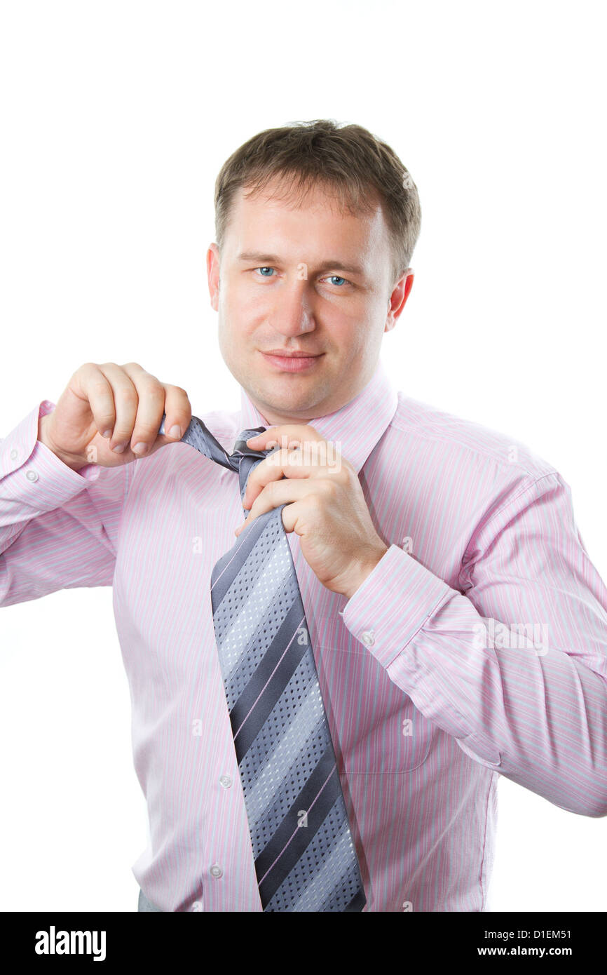 Ritratto di imprenditore di legare un tirante sulla maglia rosa su isolati su sfondo bianco .Affari e finanza. Foto Stock