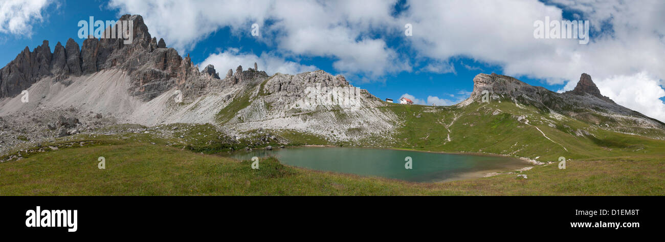 Mountainscape con Drei Zinnen e lago di montagna, Dolomiti, Alto Adige, Italia Foto Stock