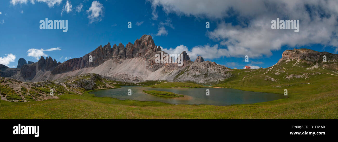 Mountainscape con Drei Zinnen e lago di montagna, Dolomiti, Alto Adige, Italia Foto Stock