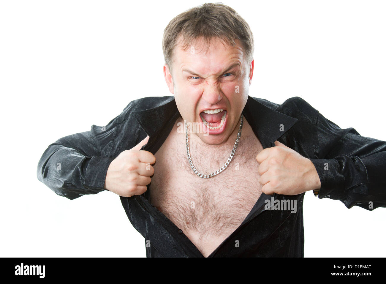 Crazy male l'uomo strappa la camicia sul suo petto peloso su sfondo bianco Foto Stock