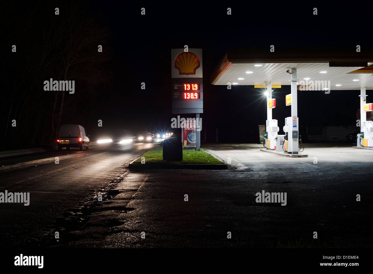 Stazione di benzina in inverno nel Gloucestershire, England, Regno Unito Foto Stock