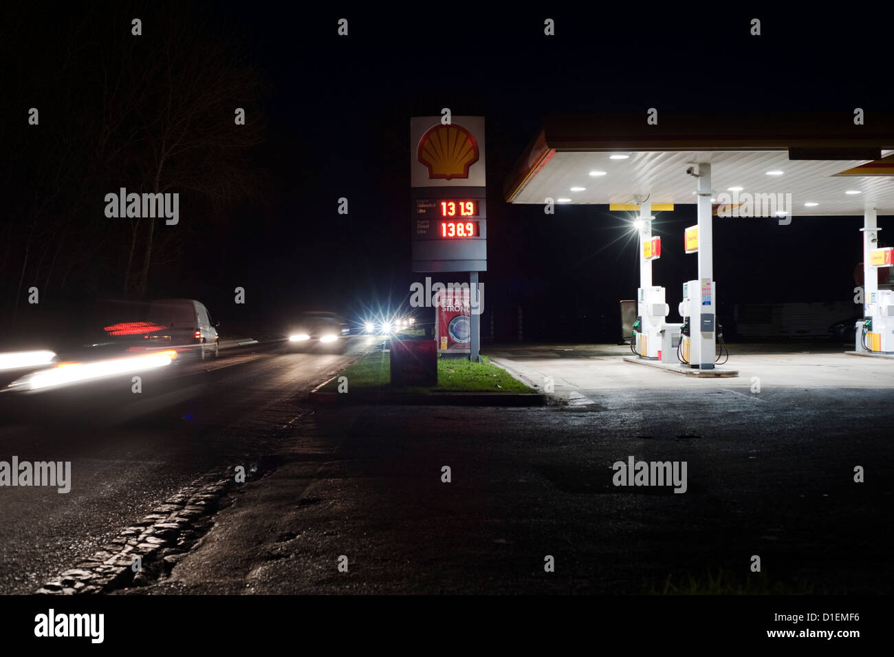 Stazione di benzina in inverno nel Gloucestershire, England, Regno Unito Foto Stock