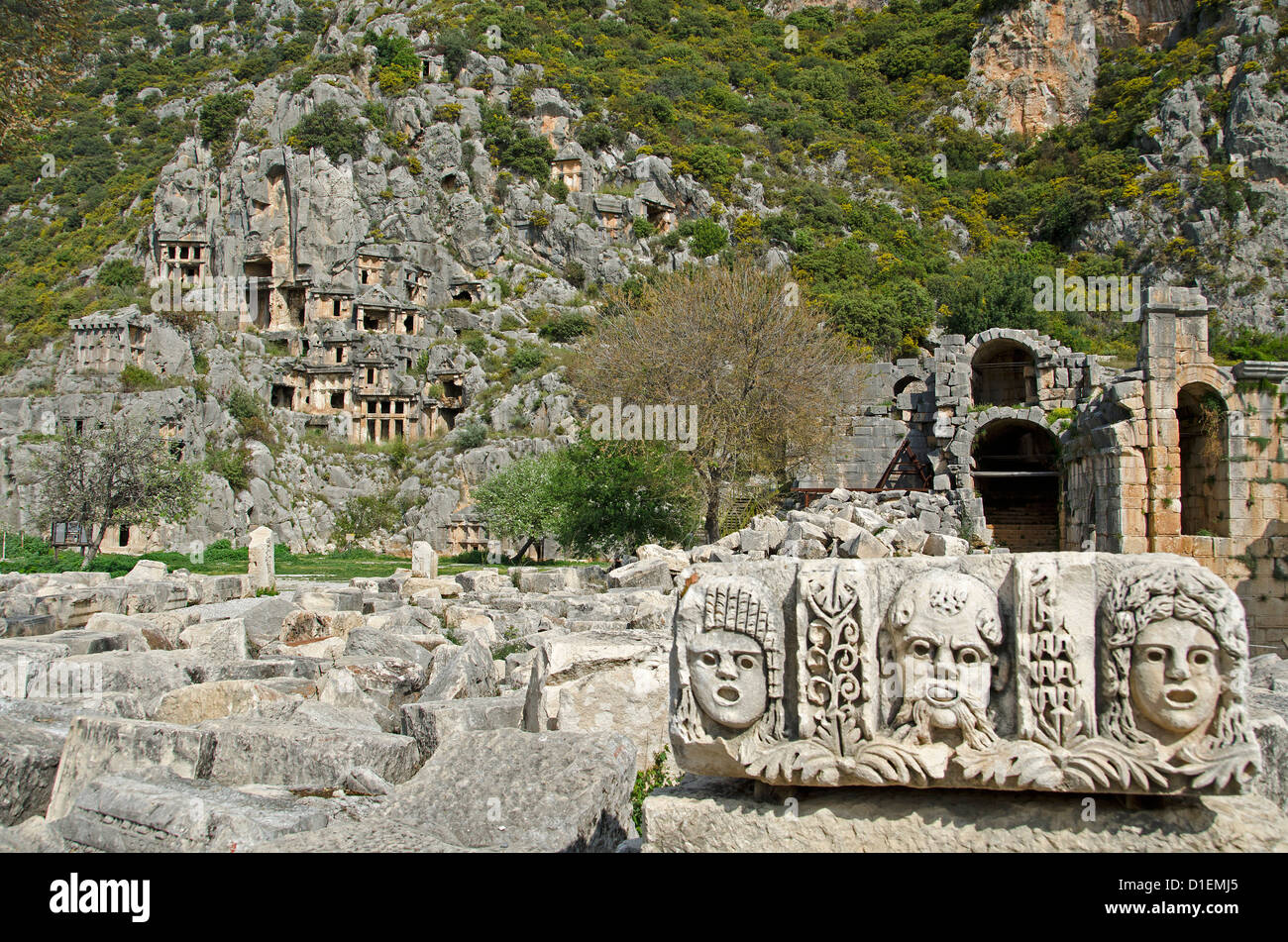 Le tombe di roccia e maschere teatrali di pietra in Myra, Turchia Foto Stock