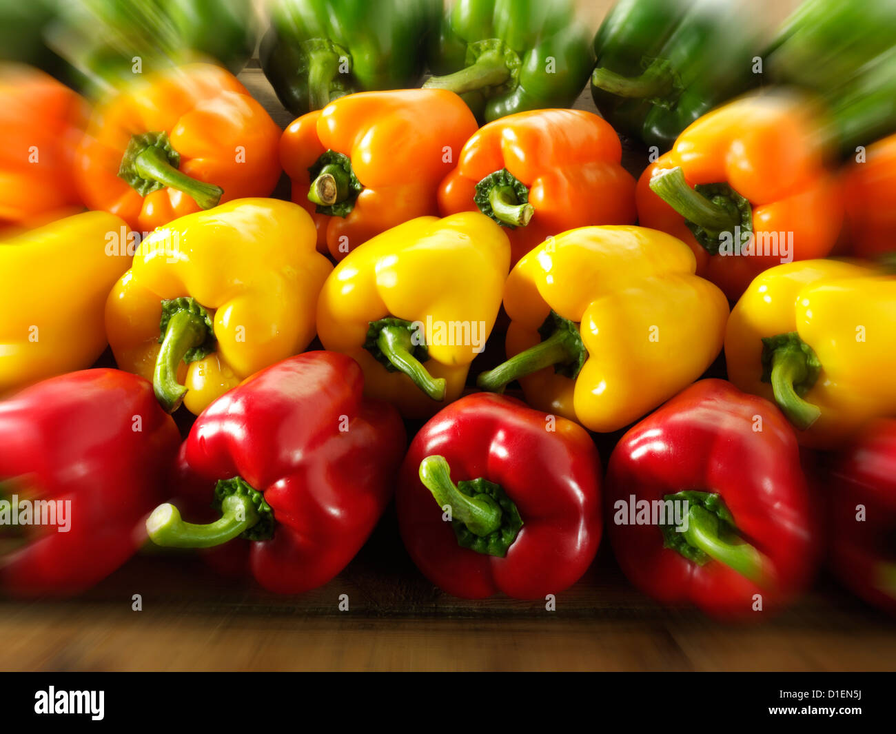 Miscelati rosso, verde, giallo e arancione freschi peperoni foto, foto e immagini Foto Stock