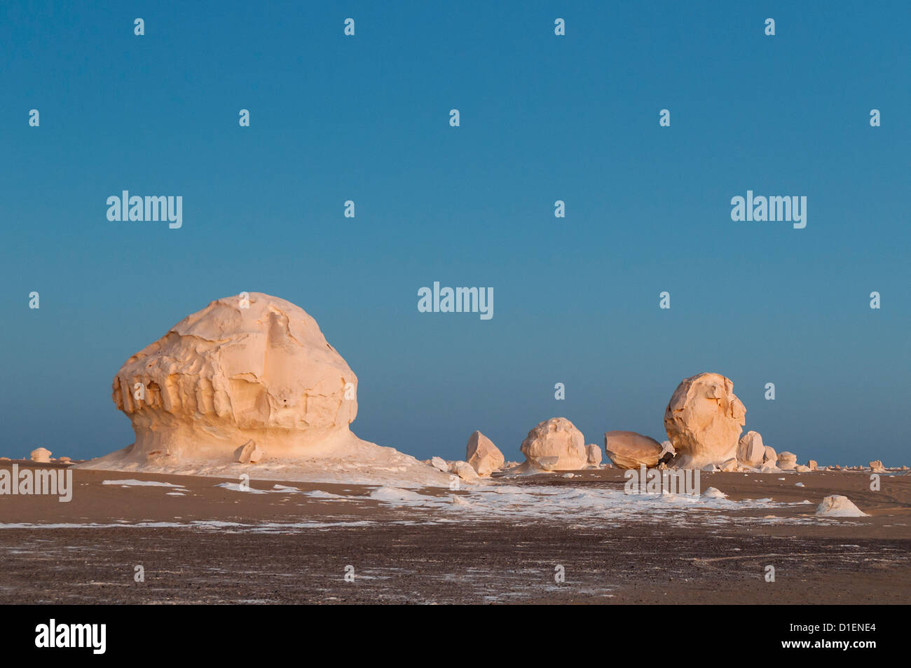 Paesaggio con Chalk formazioni rocciose, White Desert (Sahara el Beyda), Egitto Foto Stock
