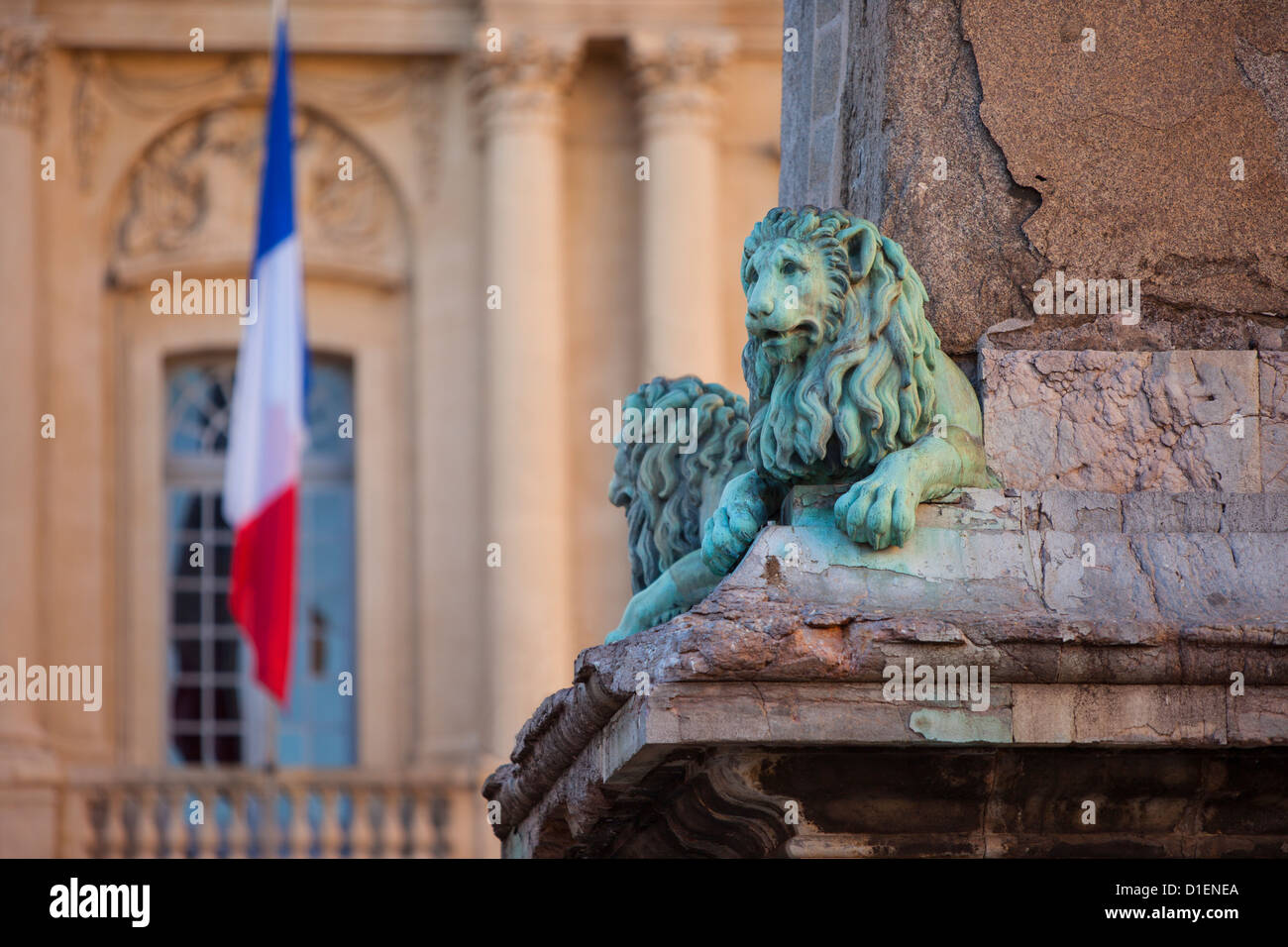 Lion statue del memorial obelisco al di fuori del Hotel de Ville, Arles Provenza, Francia Foto Stock